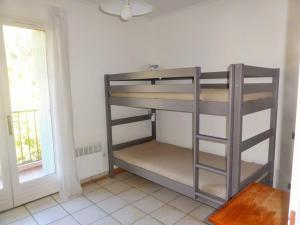 a bunk bed in a room with a window at 6PA65 Appartement avec piscine et parking in Collioure