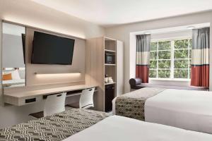 Tempat tidur dalam kamar di Microtel Inn & Suites by Wyndham Raleigh