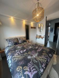 ein Schlafzimmer mit einem großen Bett in einem Zimmer in der Unterkunft Hart van Petten in Petten