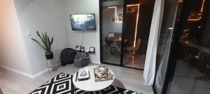 En tv och/eller ett underhållningssystem på cozy apartment - 1 bedroom