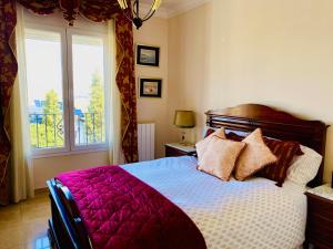 a bedroom with a large bed and a window at Mirador Del Olivar in Gójar