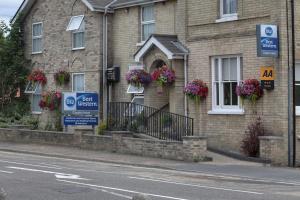 ein Haus mit Blumenkästen an der Seite in der Unterkunft Best Western Claydon Hotel in Ipswich + 119 Fotos