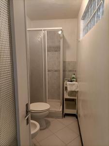a bathroom with a toilet and a shower at Casa Elsa in Corniglia