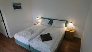 Postel nebo postele na pokoji v ubytování Gaestehaus _ Strandhalle