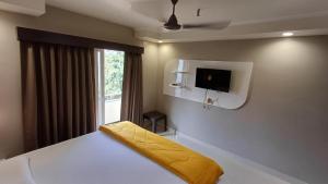 Katil atau katil-katil dalam bilik di Sridham 100 mts from Sea Beach