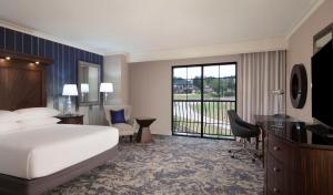 Postel nebo postele na pokoji v ubytování Hilton Dallas/Rockwall Lakefront Hotel
