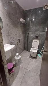 Bilik mandi di Sridham 100 mts from Sea Beach