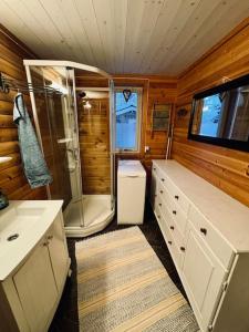 Ένα μπάνιο στο Cozy cabin HYLLA