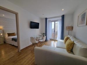 TV a/nebo společenská místnost v ubytování APARTAMENTOS SAN ANDRES