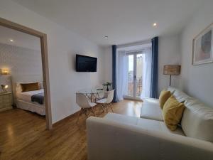 TV a/nebo společenská místnost v ubytování APARTAMENTOS SAN ANDRES