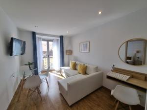 TV a/nebo společenská místnost v ubytování APARTAMENTOS SAN ANDRES