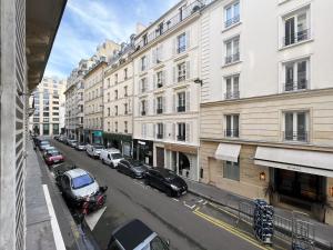 パリにある64-ラグジュアリー フラット シャンゼリゼ（1D）の車や建物が停まる街道