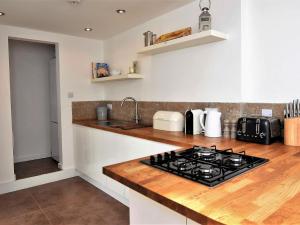 uma cozinha com um fogão e uma bancada em 3 Bed in Folkestone 75607 em Sandgate