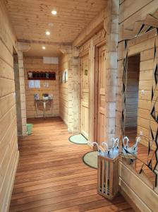 einen Flur in einem Blockhaus mit Holzböden und Holzwänden in der Unterkunft Le chalet des 4 saisons in Mers-sur-Indre