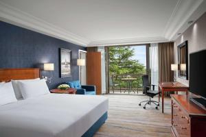 Habitación de hotel con cama y escritorio en Hilton Istanbul Bosphorus en Estambul