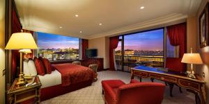 イスタンブールにあるヒルトン イスタンブル ボスポラスのベッドと大きな窓が備わるホテルルームです。