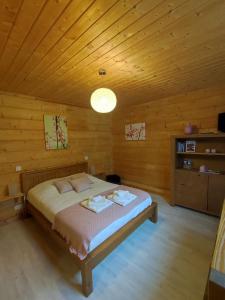 a bedroom with a bed in a wooden room at Le chalet des 4 saisons in Mers-sur-Indre