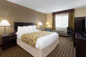 TV a/nebo společenská místnost v ubytování Baymont by Wyndham Harvard