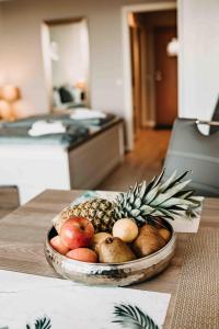 - un bol de fruits assis sur une table dans l'établissement Haus am See HS 597, à Hahnenklee