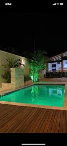 - une piscine en face d'une maison la nuit dans l'établissement Pousada Maktub, à Carolina