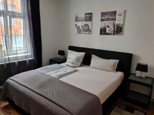 ein Bett in einem Schlafzimmer mit zwei Kissen darauf in der Unterkunft City Pension Zwickau in Zwickau