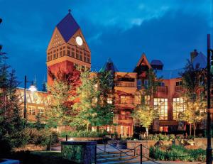 um edifício com uma torre de relógio em frente em Hilton Grand Vacations Club Whistler em Whistler