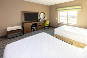 Hampton Inn Selma, Ca客房内的一张或多张床位