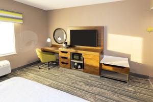 Hampton Inn Selma, Ca的电视和/或娱乐中心