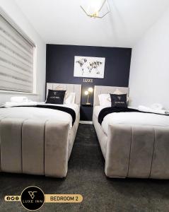 two beds in a room with two beds sidx sidx sidx sidx at Birmingham Airport Luxury3BRHOME in Marston Green