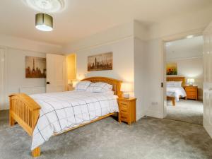 1 dormitorio con 1 cama grande y espejo en 5 Bed in Wisbech 90134 en Wisbech