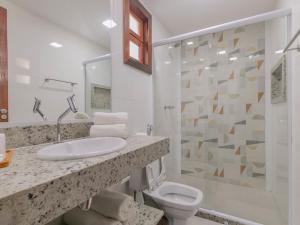 y baño con lavabo, aseo y ducha. en Hotel Ilha Branca Inn en Búzios
