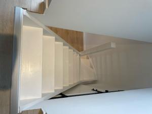 una escalera en una casa con paredes blancas en Waltrilo en Waalre