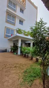 Taman di luar Sridham 100 mts from Sea Beach