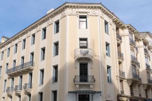 un gran edificio blanco con un cartel. en Slo Nice en Niza