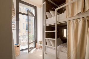 a room with bunk beds with a window at Slo Nice in Nice