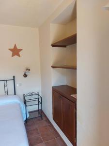 1 dormitorio con 1 cama y armario de madera en Il Colombaio Agriturismo, en Montegabbione