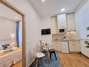 Kuchyň nebo kuchyňský kout v ubytování APARTAMENTOS SAN ANDRES
