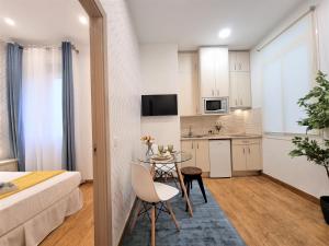 Kuchyň nebo kuchyňský kout v ubytování APARTAMENTOS SAN ANDRES