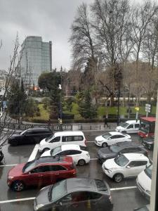 un montón de autos estacionados en un estacionamiento en White City Hostel, en Baku