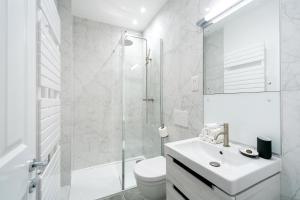 倫敦的住宿－Urban Chic - Acre，白色的浴室设有水槽和淋浴。