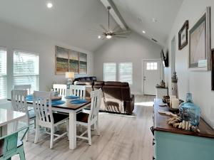un soggiorno con un tavolo e un divano di Holiday Hideaway a Rockport