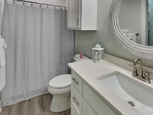 un bagno con un water, un lavandino e uno specchio di Holiday Hideaway a Rockport Altre 16 foto