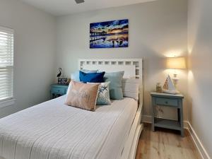 una camera da letto con un letto bianco e due tavoli blu di Holiday Hideaway a Rockport
