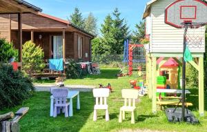 Plac zabaw dla dzieci w obiekcie 2 Bedroom Amazing Home In Wicie