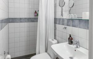 uma casa de banho com um WC, um lavatório e um chuveiro em 4 Bedroom Gorgeous Home In Norrkping em Norrköping