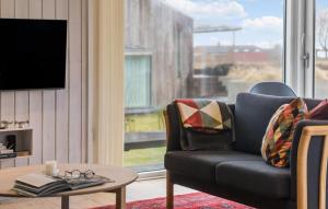 TV a/nebo společenská místnost v ubytování Cozy Home In Odder With Wifi