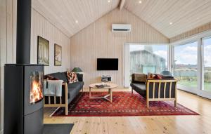 - un salon avec un canapé et une cheminée dans l'établissement Cozy Home In Odder With Wifi, à Odder