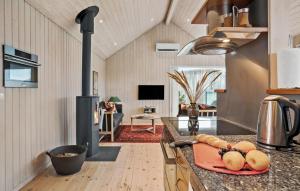 une cuisine avec un comptoir et une plaque de cuisson dans l'établissement Cozy Home In Odder With Wifi, à Odder