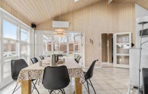 Un comedor con mesa y sillas en Stunning Home In Sydals With Wifi, en Sarup