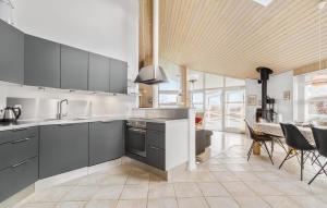 cocina con electrodomésticos de acero inoxidable y comedor en Stunning Home In Sydals With Wifi, en Sarup
